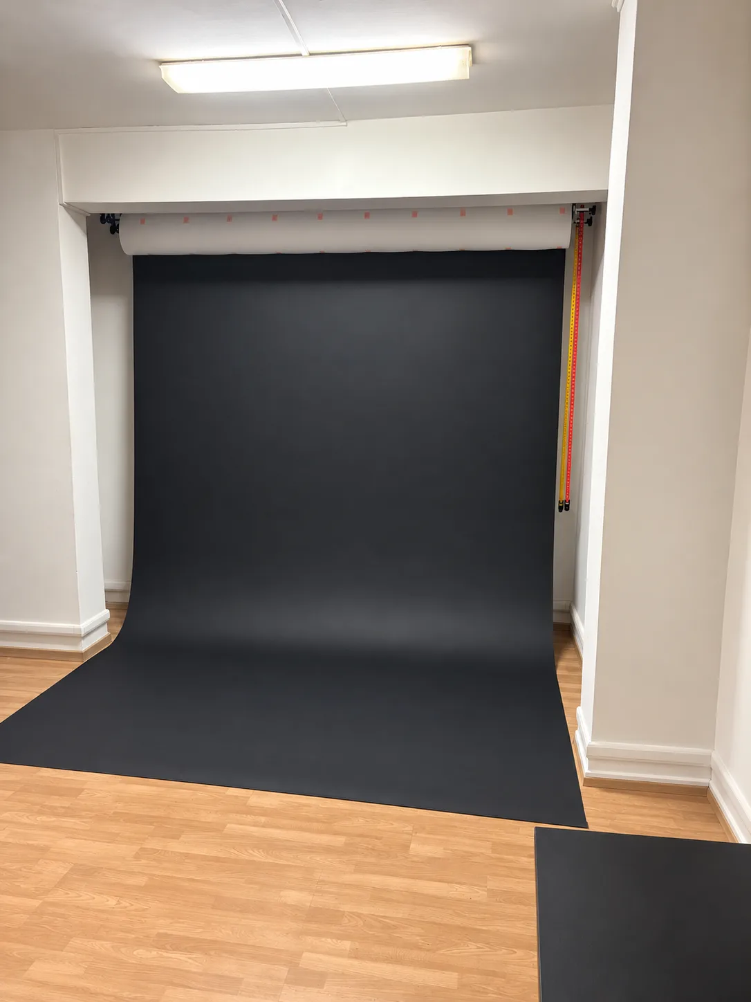 Il fondale nero dello studio per shooting fotografici e riprese video
